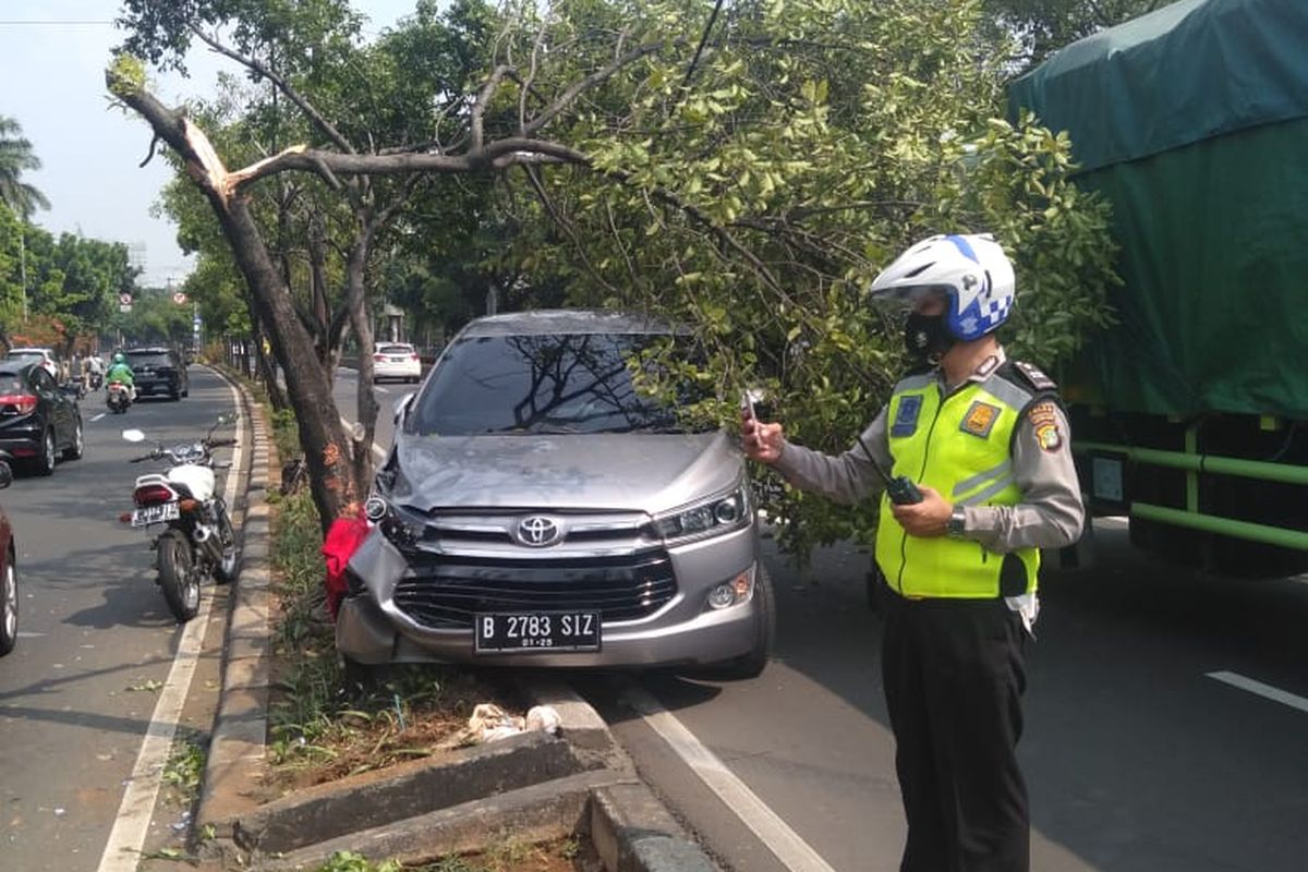 Kecelakaan lalu lintas (laka lantas) terjadi di Jalan Raya Pramuka, Matraman, Jakarta Timur, Jumat (30/7/2021). Mobil Toyota Kijang Innova mengalami pecah ban.