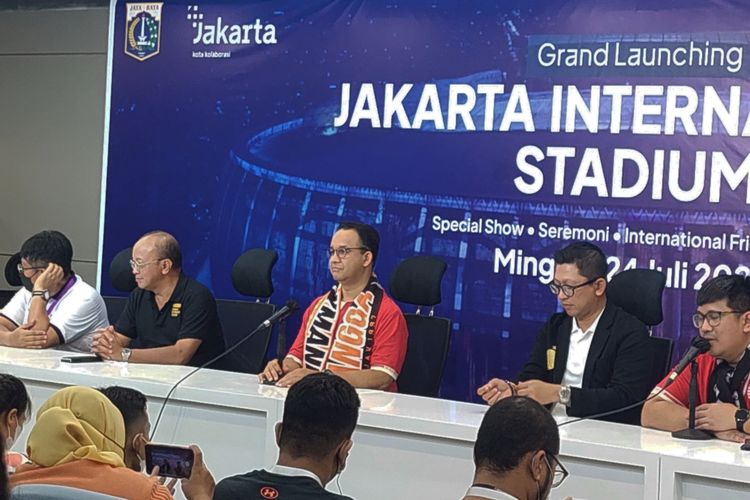 Gubernur DKI Jakarta Anies Baswedan saat konferensi pers di Jakarta International Stadium (JIS), Minggu (24/7/2022).