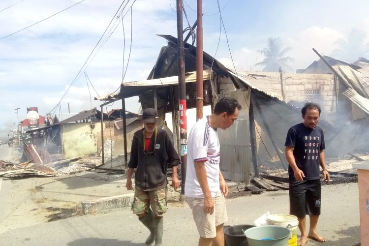 Rumah dan bengkel terbakar saat gempa magnitudo 6,8 di Ambon, Maluku, Kamis (26/9/2019).
