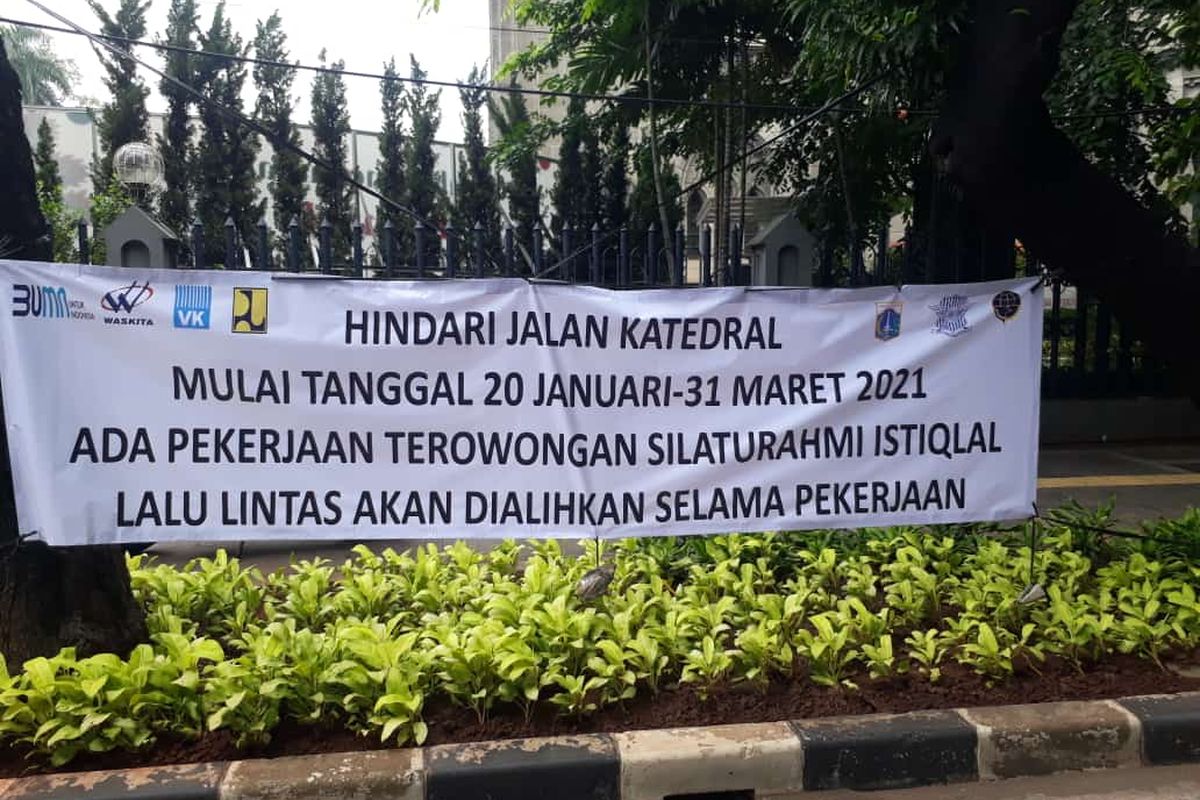 Spanduk informasi terkait rencana pembangunan terowongan silaturahmi Masjid Istiqlal-Gereja Katedral terpasang di Jalan Katedral, Jakarta Pusat, Senin (18/1/2021).