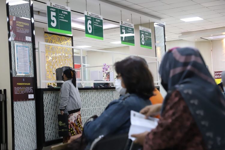 Keberadaan Universal Health Coverage (UHC) di Surabaya mempermudah warga mengakses layanan kesehatan hanya dengan menunjukkan KTP.