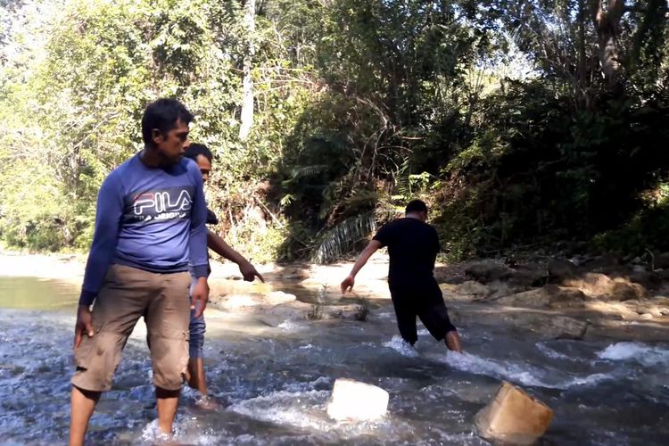  Polres Buton, Sulawesi Tenggara,  menggerebek dua tempat usaha pabrik minuman keras (miras) tradisional di dalam hutan Desa Wakaokili, Kecamatan Pasarwajo, Kabupaten Buton. Dari hasil penggerebekan tersebut, polisi menyita sekitar 1,1 ton miras tradisional yang disimpan dalam jeriken. 