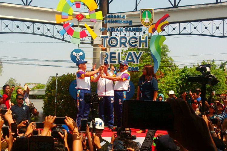 Wali Kota Surakarta FX Hadi Rudyatmo, Kapolda Jateng Irjen Pol Condro Kirono dan Ketua DPRD Surakarta Teguh Prakosa menerima Api Obor Asian Games 2018 di Gapura Tugu Makutha, Kamis (19/7/2018).