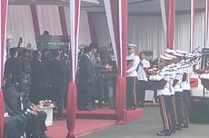 Hadiri Penyerahan Memorandum Menhan, Prabowo Beri Cendera Mata ke Sjafrie Sjamsoeddin