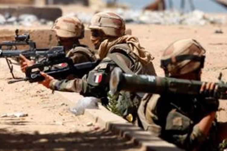 Sejumlah prajurit Perancis saat bertempur di Mali beberapa waktu lalu. Pemerintah Perancis berencana memangkas puluhan ribu personel militer dalam rangka penghematan anggaran.