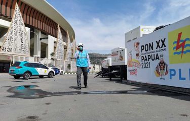 Salah satu petugas PLN yang tengah bertugas di Stadion Lukas Enembe, Kabupaten Jayapura, Papua