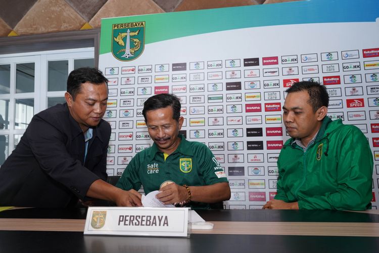 Coach Djajang Nurdjaman menandatangani perpanjangan kontrak didampingi Manajer Persebaya Surabaya, Candra Wahyudi.