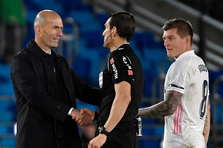 Pelatih Real Madrid Zinedine Zidane dan salah satu pemainnya Toni Kroos berbicara dengan wasit Juan Martinez Munuera seusai laga kontra Sevilla di Stadion Alfredo Di Stefano, Senin (10/5/2021) dini hari WIB.