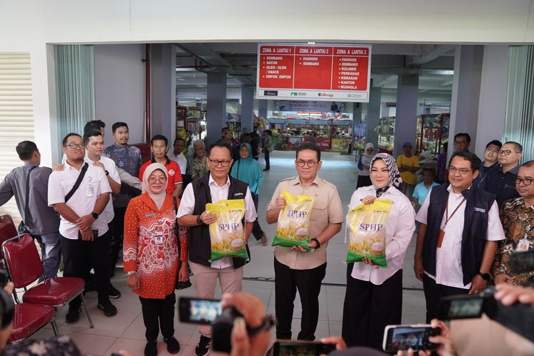 Mendag Budi Santoso dan Bupati Klaten Sri Mulyani saat memantau harga dan ketersediaan bapok di Pasar Gedhe, Kabupaten Klaten, Jawa Tengah, Jumat (22/11/2024). 