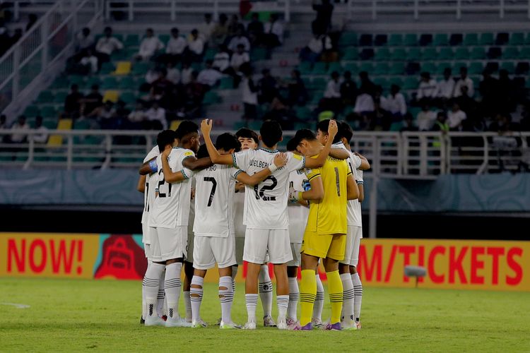 Pemain Timnas Indonesia Aulia Rahman dijaga ketat pemain Maroko saat laga ketiga babak penyisihan Grup A Piala Dunia U17 2023 Indonesia yang berakhir dengan skor 3-1 di Stadion Gelora Bung Tomo Surabaya, Jawa Timur, Kamis (16/11/2023) malam.