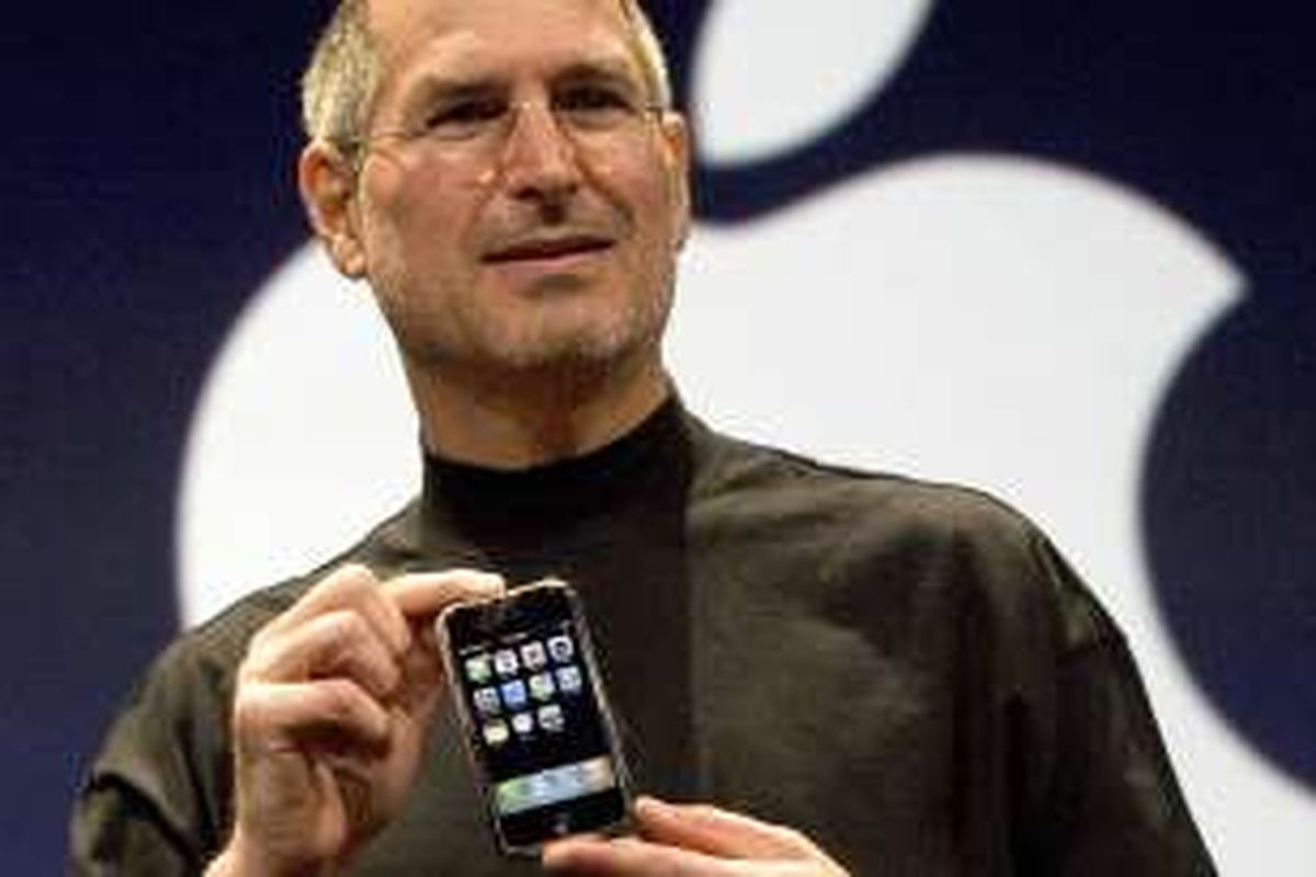 Almarhum pendiri Apple Steve Jobs saat memperkenalkan iPhone pertama, tahun  2007