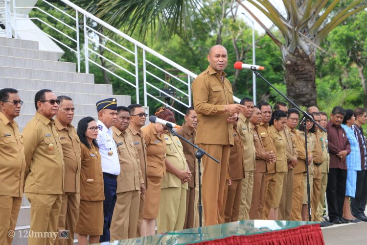 Gubernur Nusa Tenggara Timur (NTT) Viktor Bungtilu Laikodat, saat memimpin apel bersama di halaman gedung Sasando, Kantor Gubernur NTT, Senin (3/02/2020) pagi