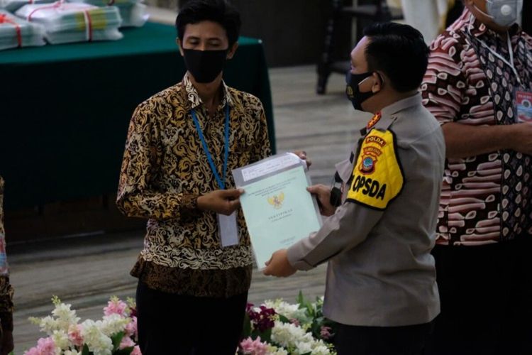 Kapolda Sulut Irjen Pol RZ Panca Putra saat membagikan sertifikat tanah kepada warga