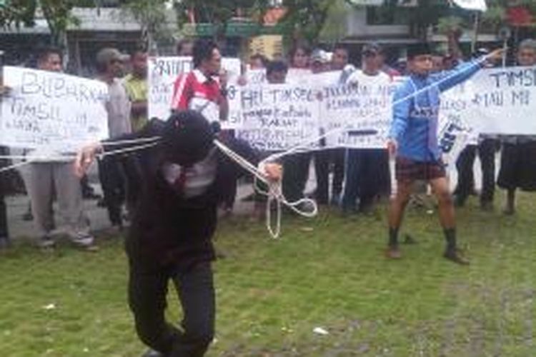 Kantor Pansel KPU Jatim didemo.