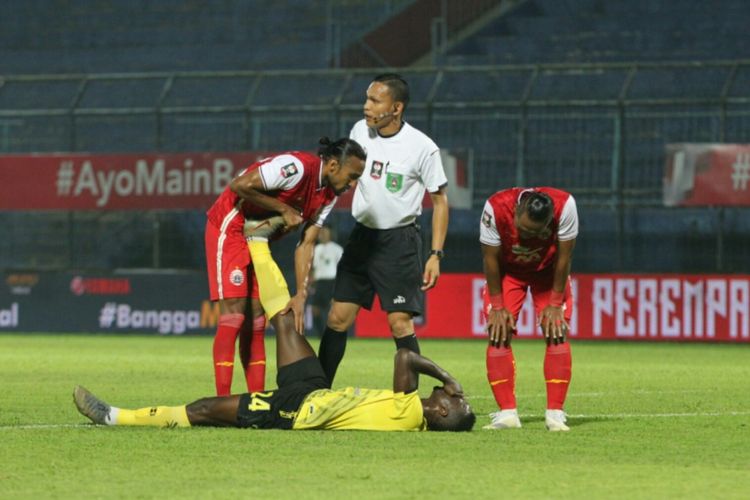 Penyerang Barito Putera, Bissa Donald, mengalami cedera pada laga perempat final Piala Menpora 2021 kontra Persija Jakarta yang berlangsung di Stadion Kanjuruhan, Malang, Sabtu (10/4/2021) malam WIB.