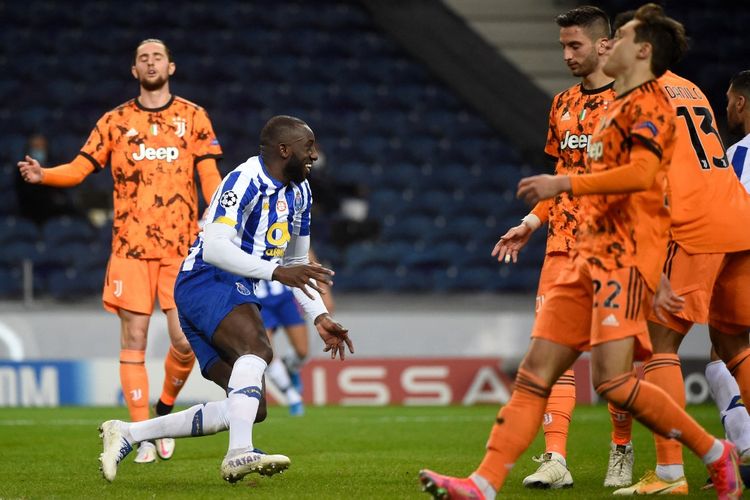 Penyerang FC Porto Moussa Marega (tengah) berselebrasi usai membobol gawang Juventus pada laga leg pertama babak 16 besar Liga Champions 2020-2021 di Stadion do Dragao, 17 Februari 2021. 