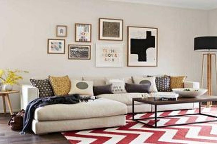 Warna-warni karpet yang berani adalah cara untuk mendefinisikan sebuah ruangan tanpa mengubah konstruksi.