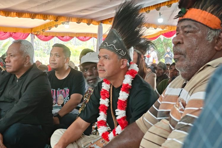 Calon presiden (capres) nomor urut tiga, Ganjar Pranowo saat melakukan kampanye Pilpres 2024 hari pertama di, Desa Waninggap Nanggo, Distrik Semangga, Merauke, Papua Selatan, Selasa (28/11/2023). 