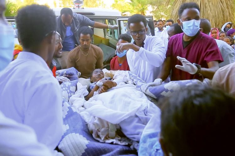 Foto dari video yang memperlihatkan seorang korban diduga akibat serangan udara Etiopia, tiba dengan ambulans di Rumah Sakit Rujukan Ayder, Mekele, region Tigray pada Rabu (23/6/2021).