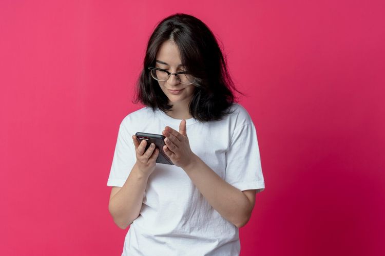 Kartini Masa Kini: Perjuangan Perempuan Melawan Tekanan Media Sosial