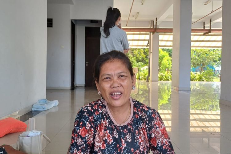 Nina (50) pengungsi banjir Tegal Alur