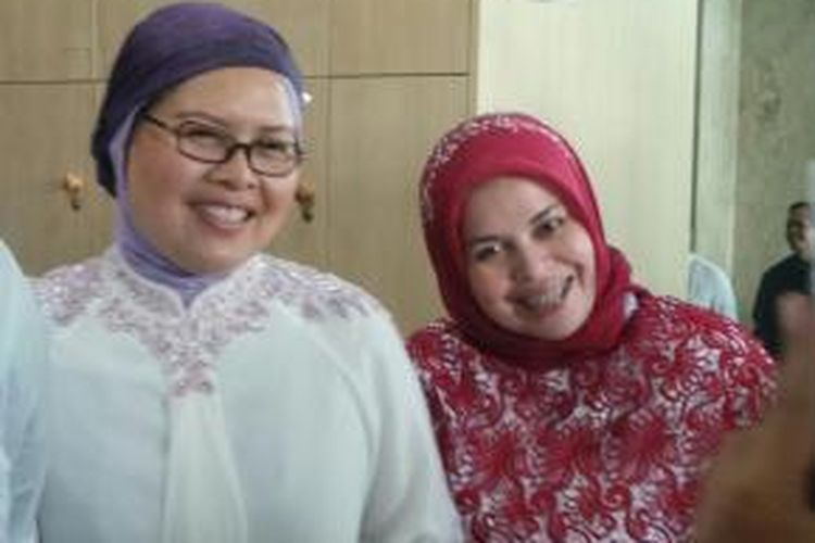 Istri pertama Gubernur Riau Rusli Zainal, Septiana Primawati (kiri) dan istri keduanya Syarifah Darmiati (kanan) di Gedung KPK, Jakarta, Kamis (8/8/2013).