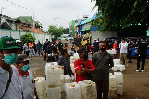 ID Food Salurkan 12 Ton Minyak Goreng Curah ke Pedagang Pasar Kramat Jati
