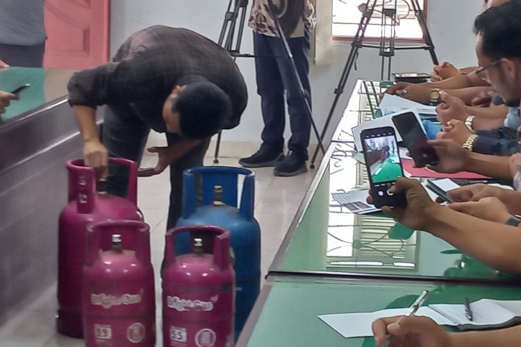 Sales Branch Manager Rayon III Pertamina MOR I Ahmad Fernando memeriksa empat tabung Elpiji 5,5 Kg dan 12 Kg yang diduga dioplos saat RDP Komisi II DPRD Simalungun, Selasa (26/4/2022). Tabung tersebut dibeli dari salah satu agen Elpiji Nonsubsidi di Kota Pematangsiantar.