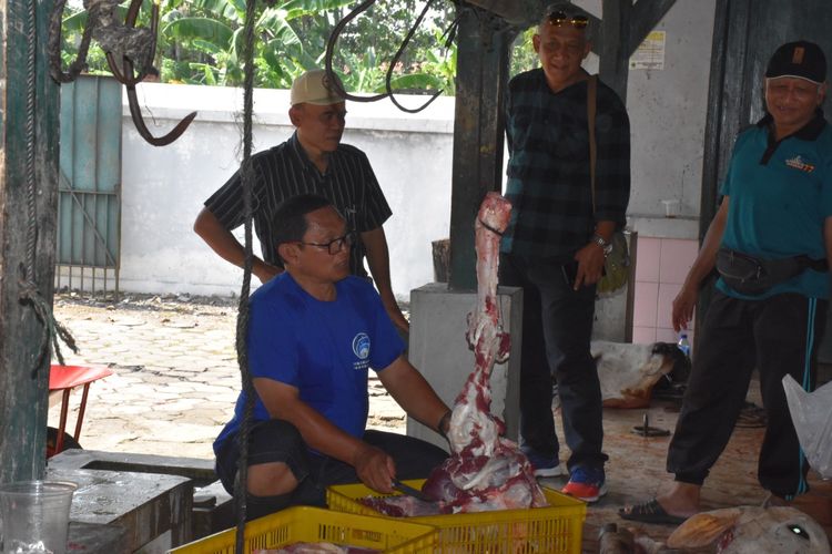Satgas PMK sedang melakukan prmantauan penyembelihan hewan kurban di berbagai titik di Kabupaten Purworejo 