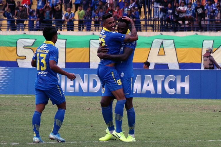 Dua pemain seleksi Persib, Wander Luiz dan Geoffrey Castillion, bersama-sama merayakan gol ke gawang Melaka United, saat kedua tim beruji tanding pada Sabtu (1/2/2020). 