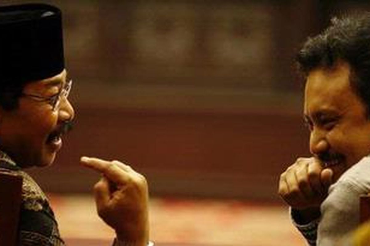 Gubernur Jawa Timur Soekarwo (kiri) dan Wakil Gubernur Jawa Timur Saifullah Yusuf (kanan).