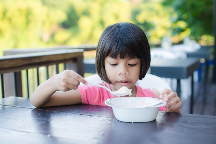 Makan bubur.