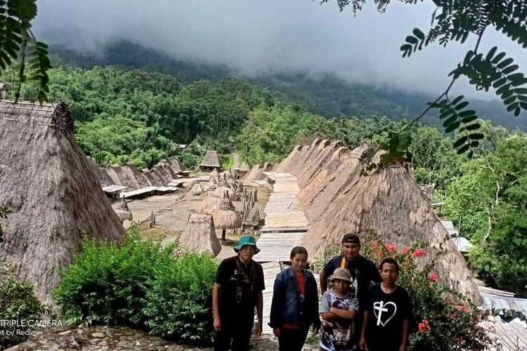 Kampung Adat Bena, Desa Tiwuriwu, Kecamatan Aimere, Kabupaten Ngada, Flores, NTT menjadi tujuan wisata budaya di Pulau Flores, Minggu, (7/3/2022). (KOMPAS.com/MARKUS MAKUR)