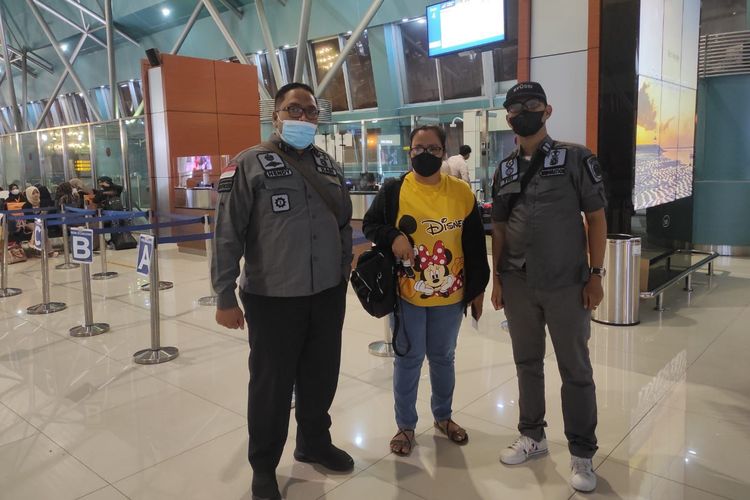  Foto: Petugas Imigrasi Maumere saat mengantar Caroline Sayao Natividad menuju Bandara Internasional Soekarno-Hatta di Jakarta, Rabu (13/7/2022).