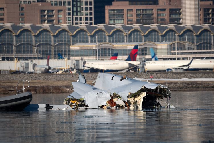 Puing sisa tabrakan pesawat American Airlines dengan helikopter Black Hawk UH-60 di Sungai Potomac, Washington DC, Amerika Serikat, saat difoto pada Kamis (30/1/2025). Tabrakan American Airlines dengan helikopter militer itu terjadi pada Rabu (29/1/2025) malam, menewaskan 67 orang di kedua armada.