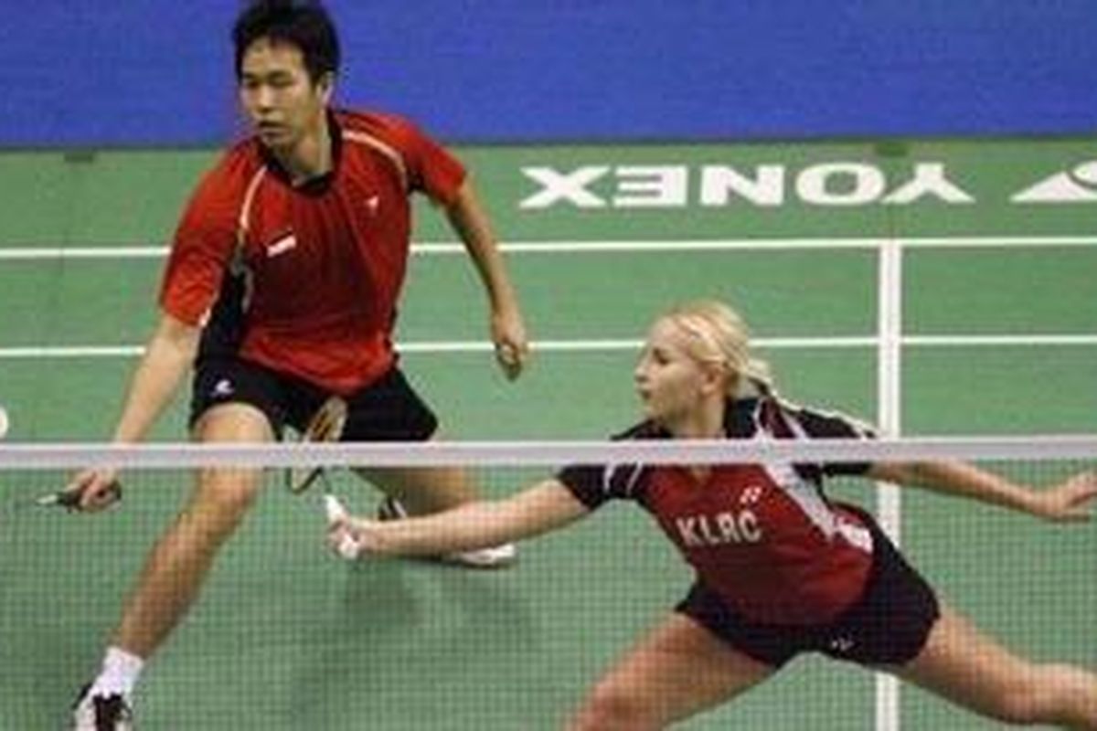 Pebulu tangkis Indonesia, Hendra Setiawan yang berpasangan dengan pebulu tangkis Rusia, Anastasia Russkikh.