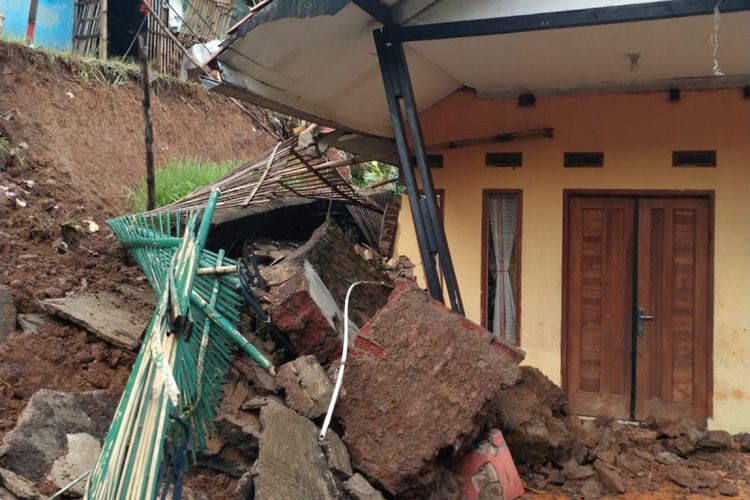 Satu rumah rusak berat akibat longsor di di Kampung Ciheulang Tongoh RT 1 RW 17, Desa Ciheulang, Kecamatan Ciparay, Kabupaten Bandung, Jawa Barat pada Senin (11/4/2022)
