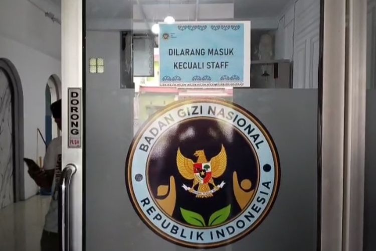 Gaji puluhan pekerja Makanan Bergizi Gratis (MBG) di Satuan Pelayanan Pemenuhan Gizi (SPPG) Sombalabella, Kabupaten Takalar, Sulawesi Selatan akhirnya dibayarkan dan batal disunat. Senin, (27/10/2025).