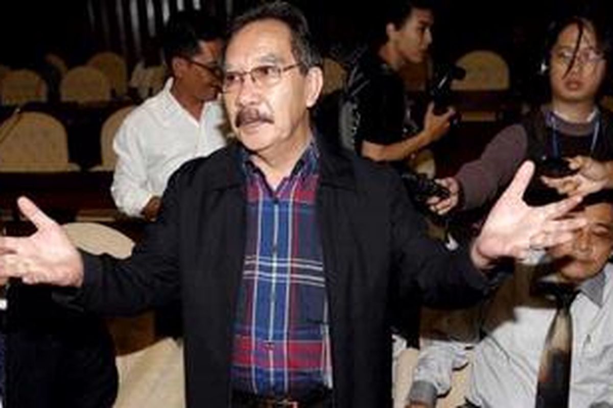 Mantan Ketua Komisi Pemberantasan Korupsi, Antasari Azhar tiba di Gedung Dewan Perwakilan Rakyat RI, Jakarta, Rabu (12/9/2012). Antasari Azhar memberi keterangan kepada Tim Pengawas Kasus Bank Century Dewan Perwakilan Rakyat atau Timwas Century terkait pernyataannya kepada salah satu media televisi mengenai Bank Century. Pemberitaan itu menyebut Antasari mengaku bahwa Presiden Susilo Bambang Yudhoyono pernah memimpin rapat membahas dana talangan atau bailout Century pada Oktober 2008. 