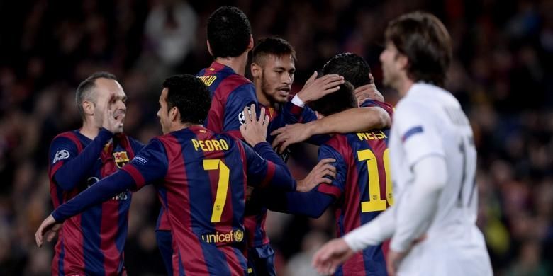 Para pemain Barcelona saat merayakan gol Lionel Messi ke gawang Paris Saint-Germain pada matchday keenam Grup F Liga Champions di Camp Nou, Rabu (10/12/2014). 