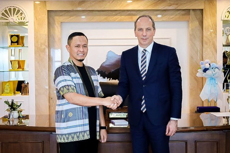 Wali Kota (Walkot) Pekanbaru Agung Nugroho bersama Duta Besar (Dubes) Perancis untuk Indonesia Fabien Penone di Ruang Kerja Walkot Pekanbaru, Kamis (4/12/2025).