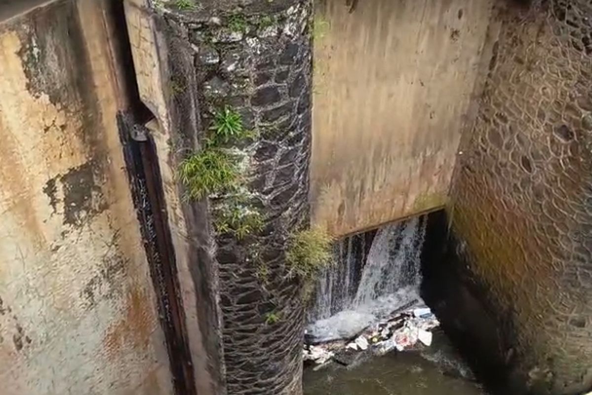 Potret penemuan Bayi di pintu masuk area Air sungai Cicatih pada Selasa (13/5/2025) kampung Babakan Rt2 Rw8, Desa Tenjojaya, Kecamatan Cibadak, Kabupaten Sukabumi, Jawa Barat.