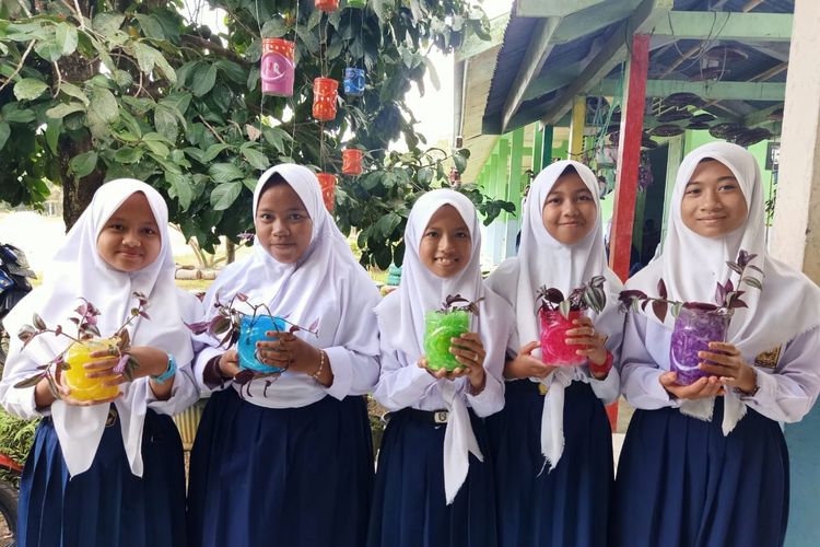 Siswa SMPN 11 Batang Hari, Jambi menunjukan hasil pembelajaran inovatif mereka di kelas yang memanfaatkan popok bekas sebagai media tanam. 