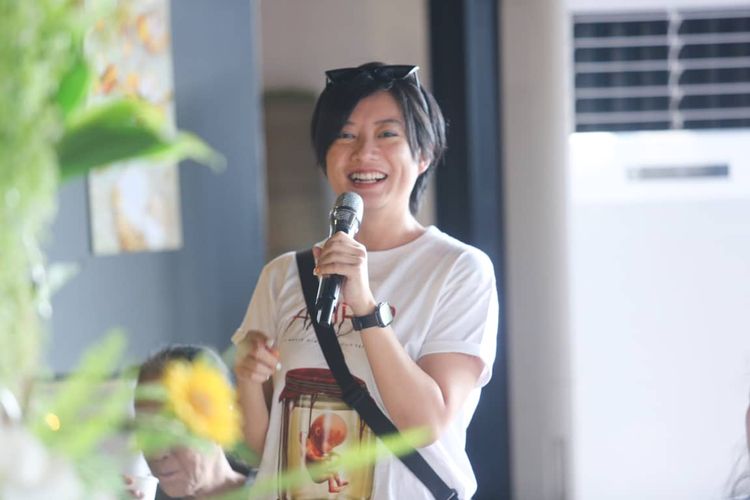 Mantan penyanyi cilik Leony Vitria Hartanti mengkritik pengelolaan anggaran Pemerintah Kota (Pemkot) Tangerang Selatan (Tangsel) pada 2024.
