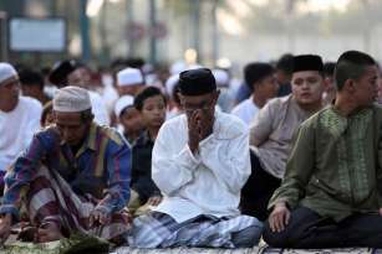 Umat Muslim menjalankan shalat Idul Fitri, di Masjid Kubah Mas, Depok, Jawa Barat, Rabu (6/7/2016). Hari ini umat muslim dunia merayakan Hari Raya Idul Fitri 1437 Hijriah setelah sebulan penuh menjalankan ibadah puasa. 