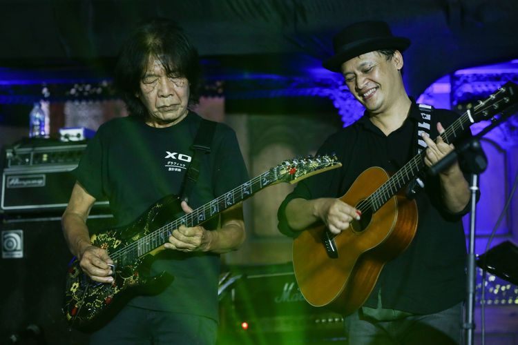 Gitaris Ian Antono dan Denny Chasmala tampil dalam acara Gitaris untuk Negeri: Donasi Gempa Cianjur di Bentara Budaya Jakarta, Rabu (7/12/2022). Sebanyak 59 musisi menyajikan musik kolaborasi di atas panggung konser amal untuk korban gempa Cianjur secara sukarela.