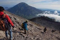 Pendaki Malam Tahun Baru Ganggu Sinyal Pemantauan Gunung Merapi