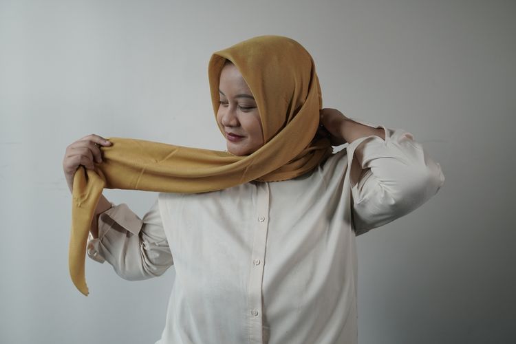 Tutorial hijab segi empat untuk Idul Adha 1446 H.