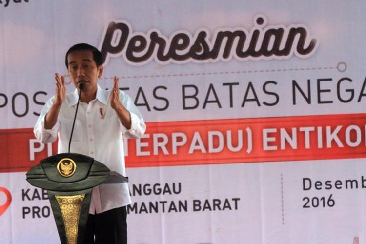 Presiden Joko Widodo meresmikan Pos Lintas Batas Negara (PLBN), Entikong, Sanggau, Kalimantan Barat, Rabu (21/12/2016). PLBN ini memiliki luas lahan 8,8 hektar dan luas bangunan 7.612 meter persegi. Zona intinya terdiri dari bangunan utama, klinik, dan gudang sita.