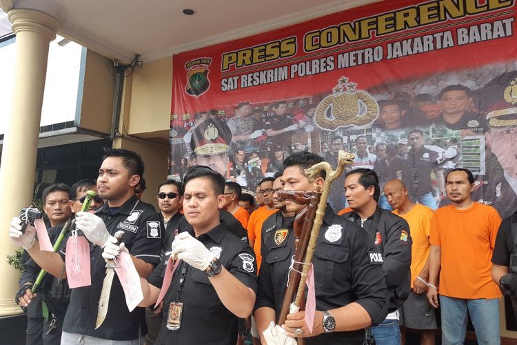 Konferensi pers kasus penangkapan 11 penagih utang yang ditangkap oleh Polres Metro Jakarta Barat